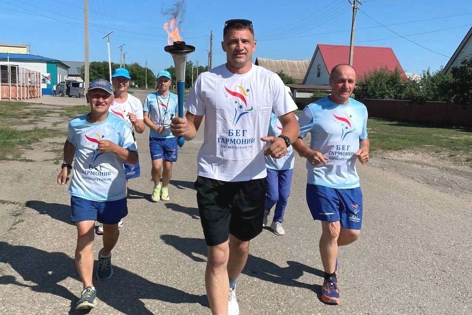 участники факельной эстафеты Бег гармонии_harmonyrun.jpg
