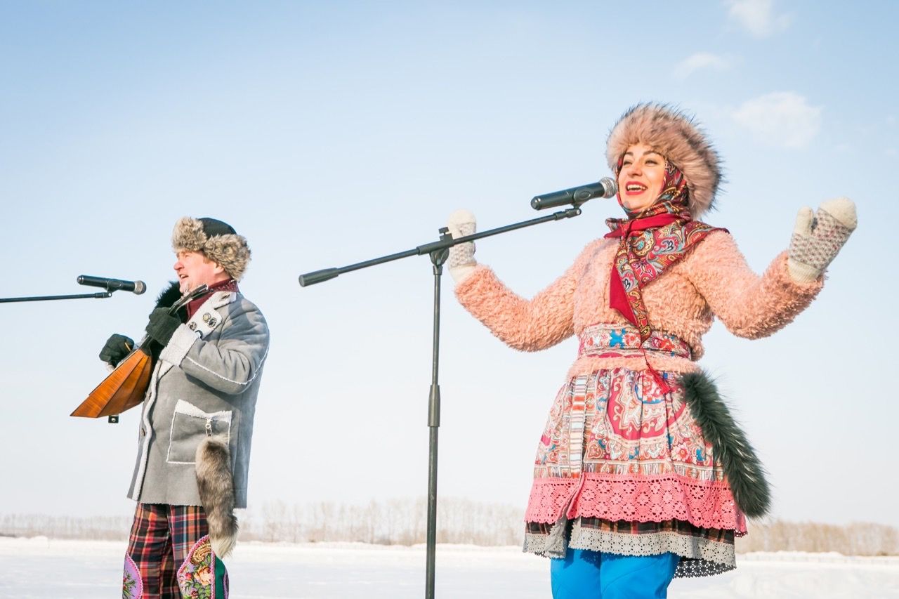 выступление на сцене У озера фестиваля Сибирская Масленица_sibmaslenica.jpg