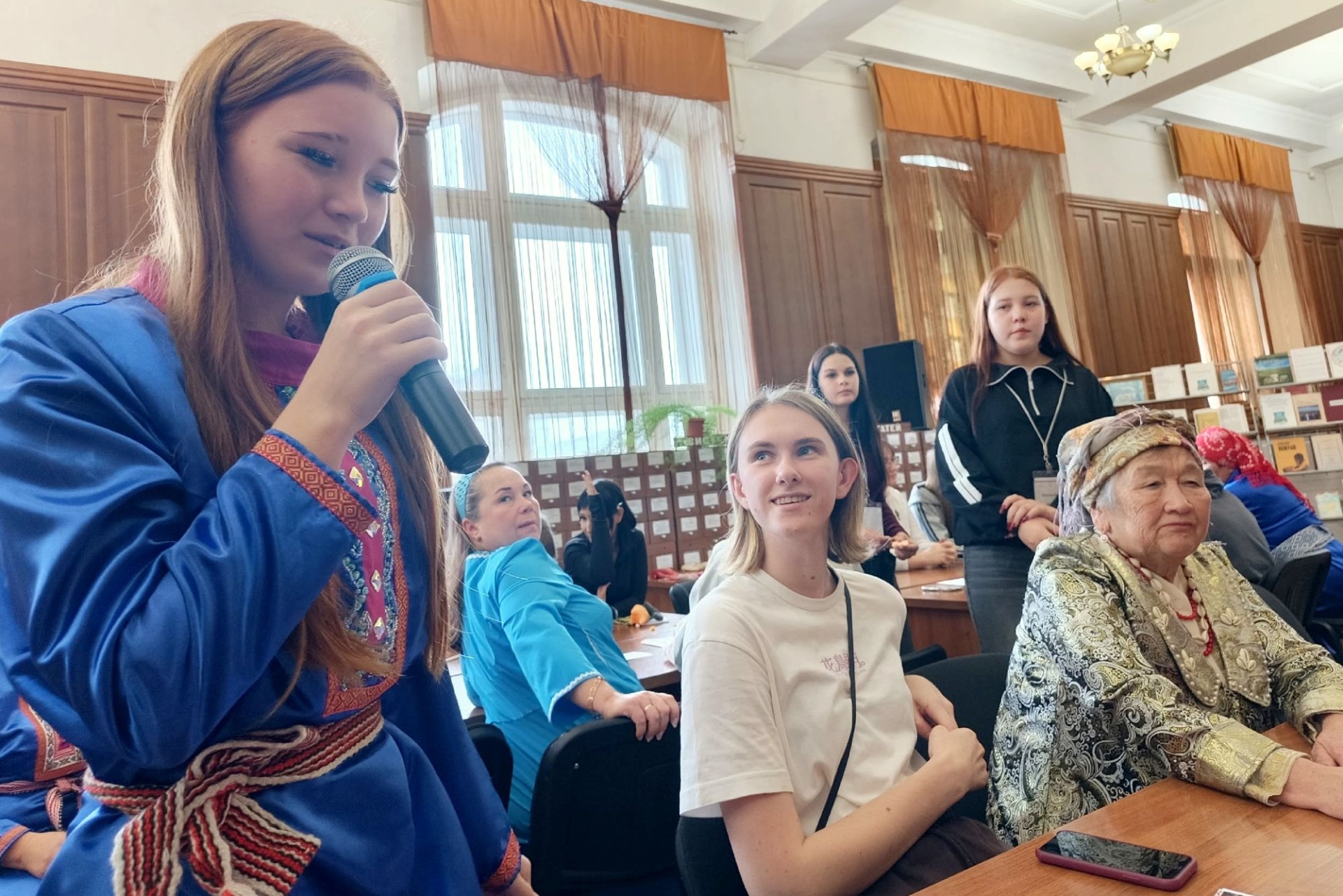 участники сессии о кумандинском языке_melitnizeskaijurlnal22.jpg
