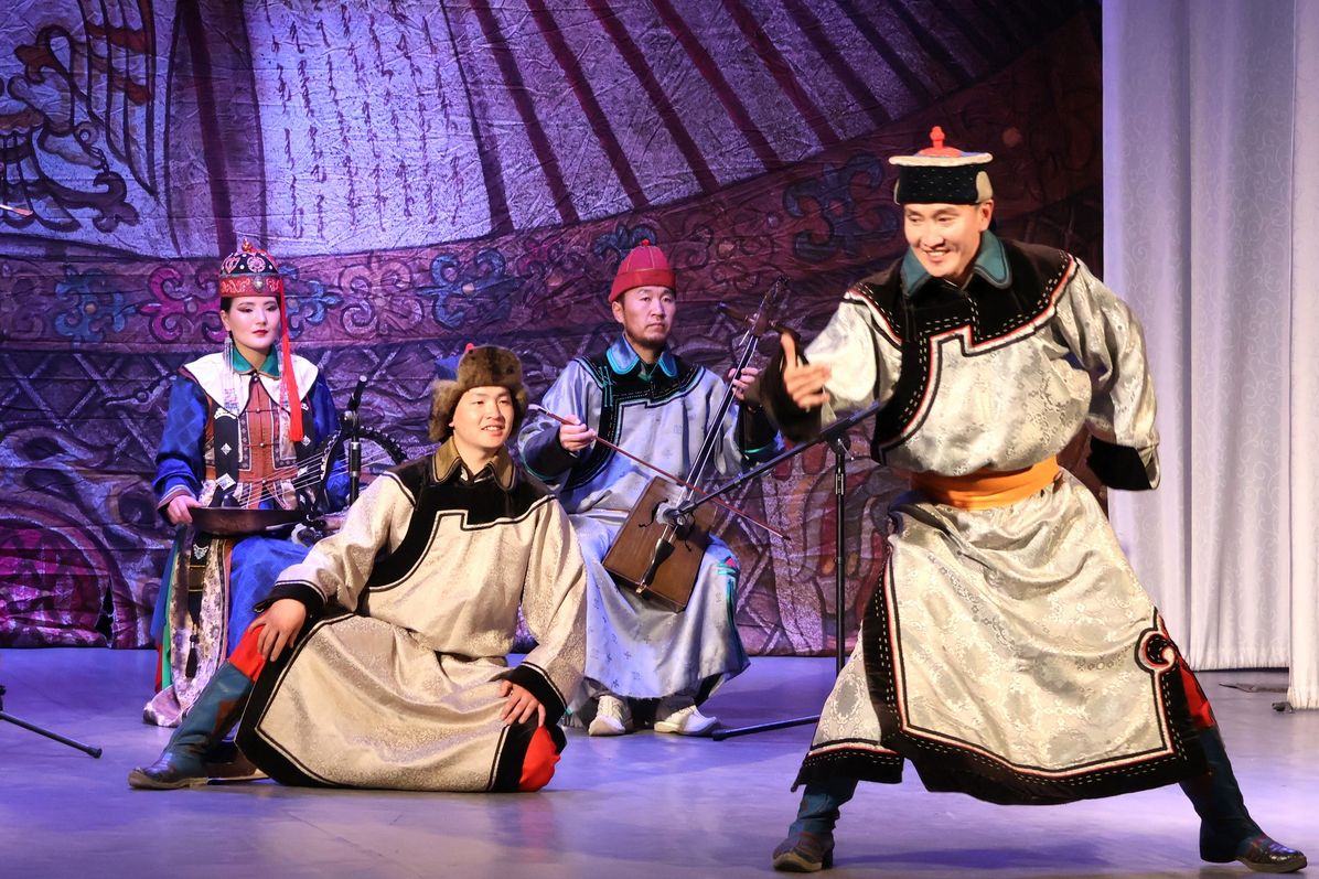 выступление театра из Ховдского аймака Монголии_cntdaltai.ru.jpg