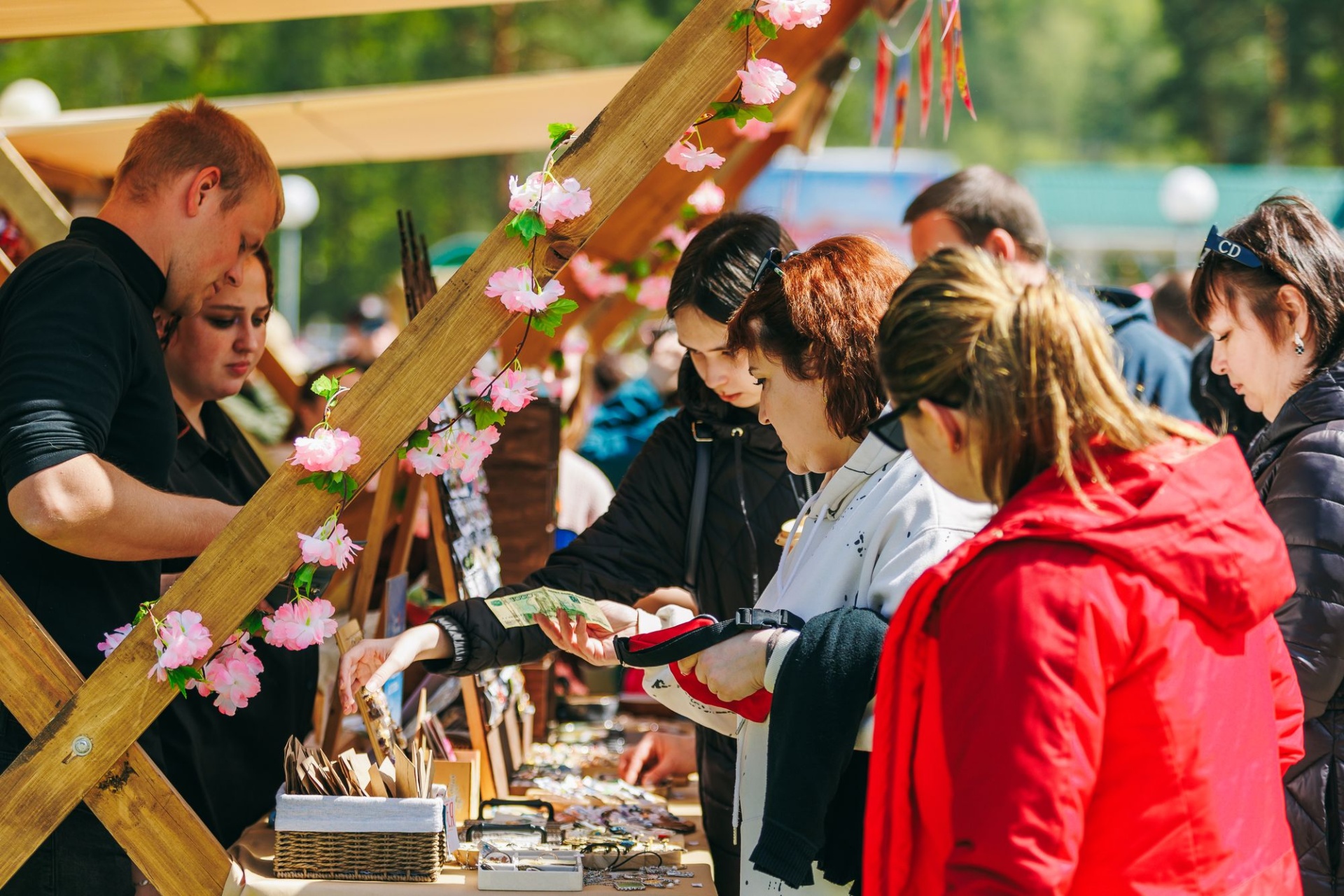 посетители ярмарки сувениров Цветение маральника_Елена Захарова.jpg