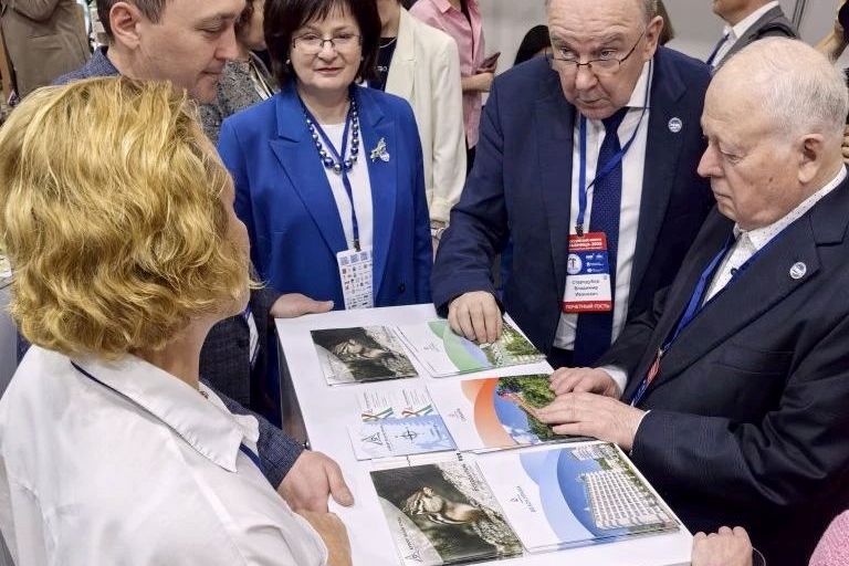 академики форума Здравница на стенде Алтайского края_Сергей Попович.jpg академики форума Здравница на стенде Алтайского края_Сергей Попович.jpg