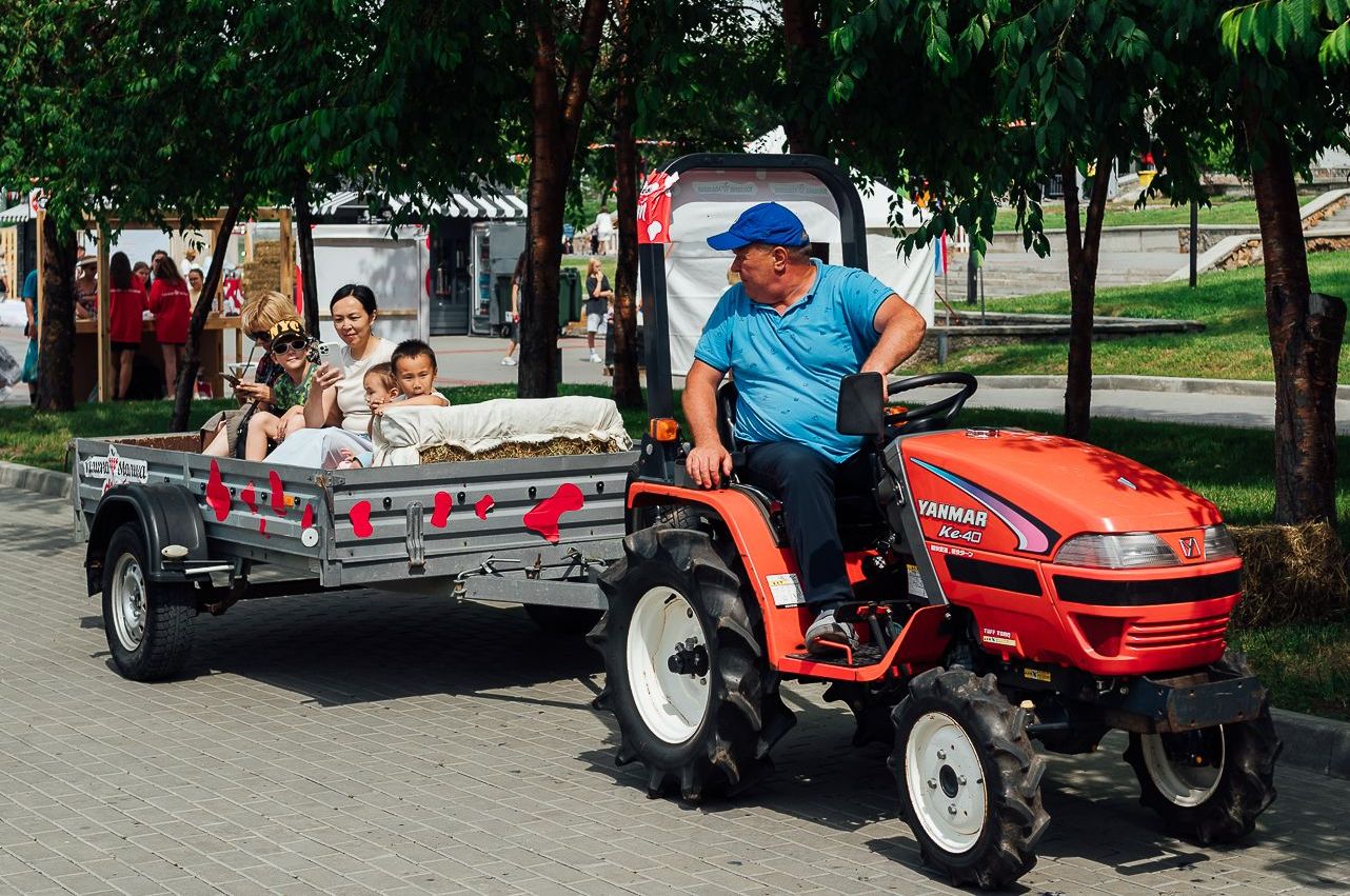 катание на тракторе на фестивле Калина-малина фест в Новосибирске_Катерина Гачко_km_fest.jpg