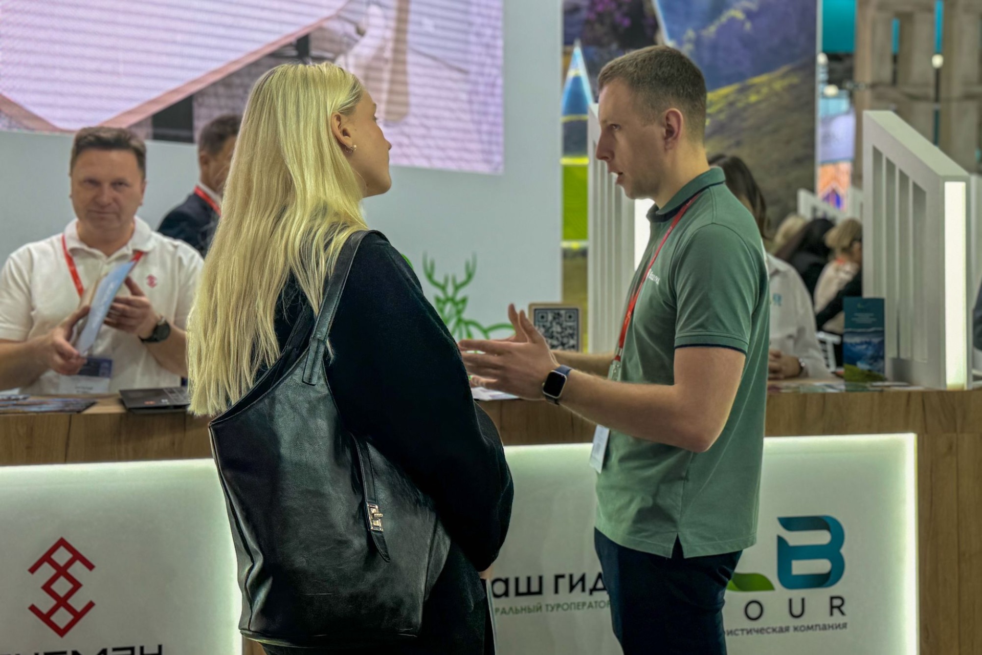 общение с гостями стенда Алтайского края на выставке МИТТ_Анна Доронина.jpg