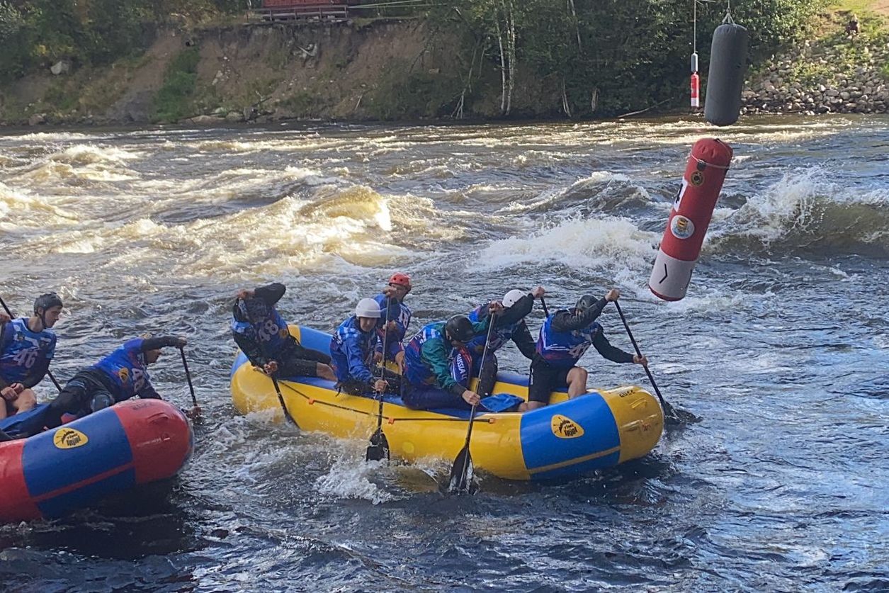 алтайский рафт-6 в параллельном спринте на Первенстве России на Вуоксе.jpg