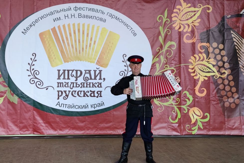 участник фестиваля гармонистов из Змеиногорска_zmnvest.ru.jpg