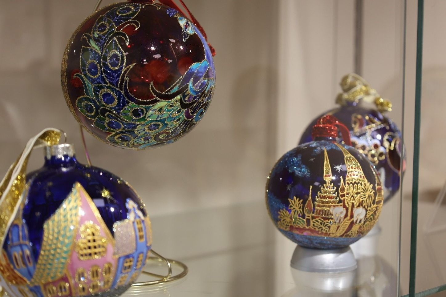 елочные шары на выставке Алтай новогодний_Екатерина Смолихина_amic.ru.jpg