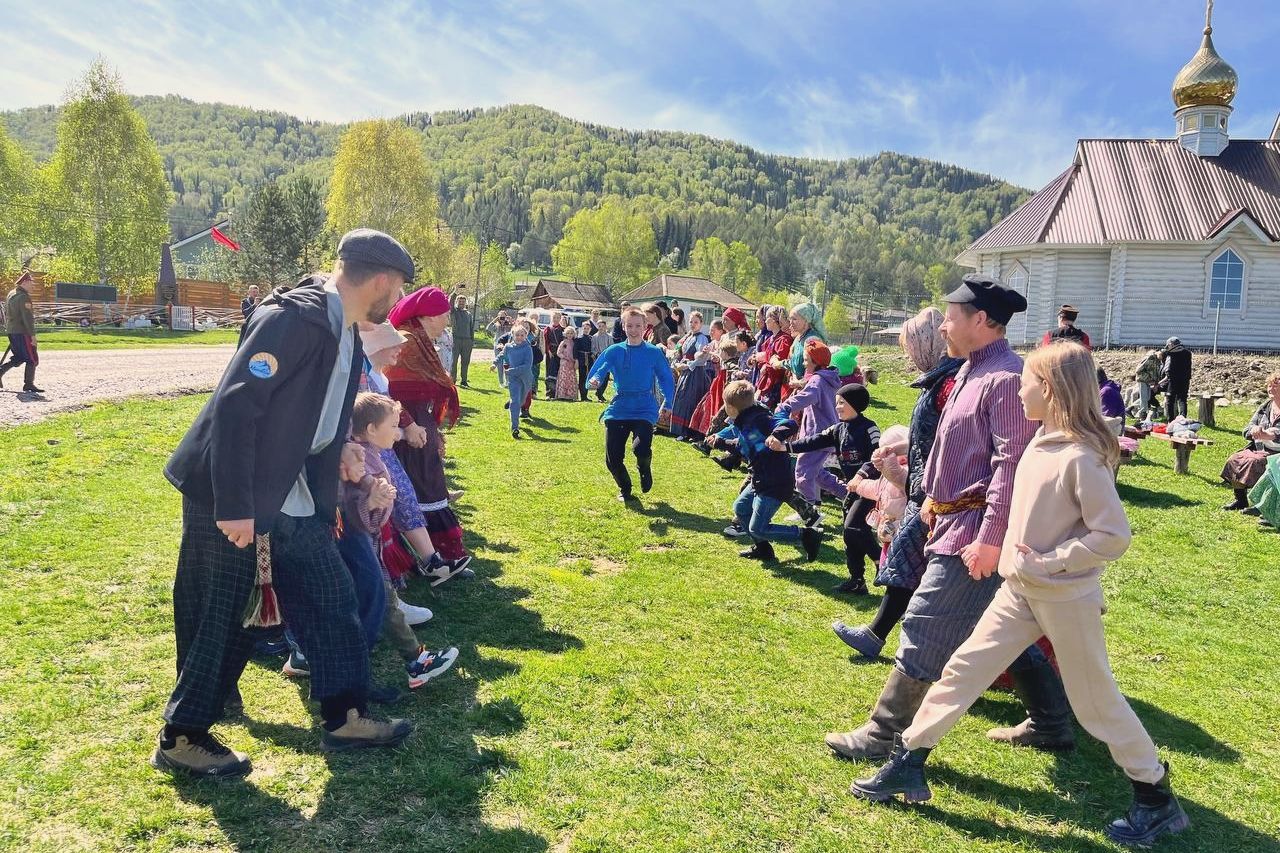 игры на Красную горку в селе Тулата Чарышского района_Александр Головин.jpg