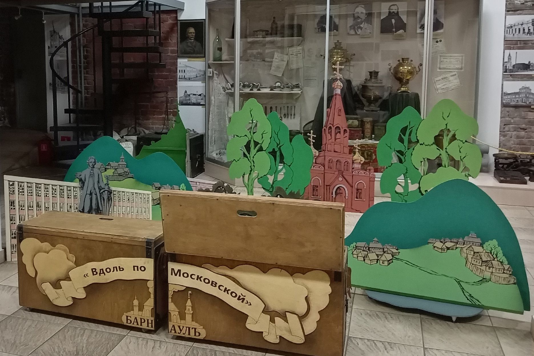 декорации спектакля Вдоль по Московской в музее Город_semteatr.jpg
