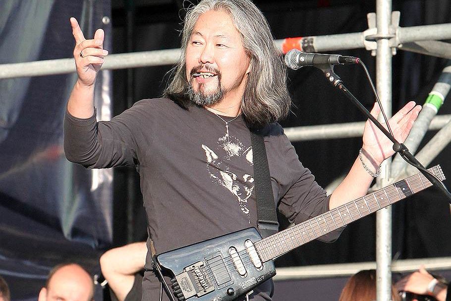 лидер тувинской этно-рок группы ЯТ-ХА_yatkha.jpg