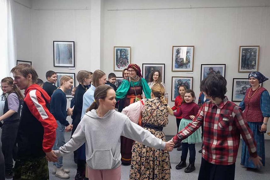 хоровод на Красную горку в Художественном музее_ap22.ru.jpg