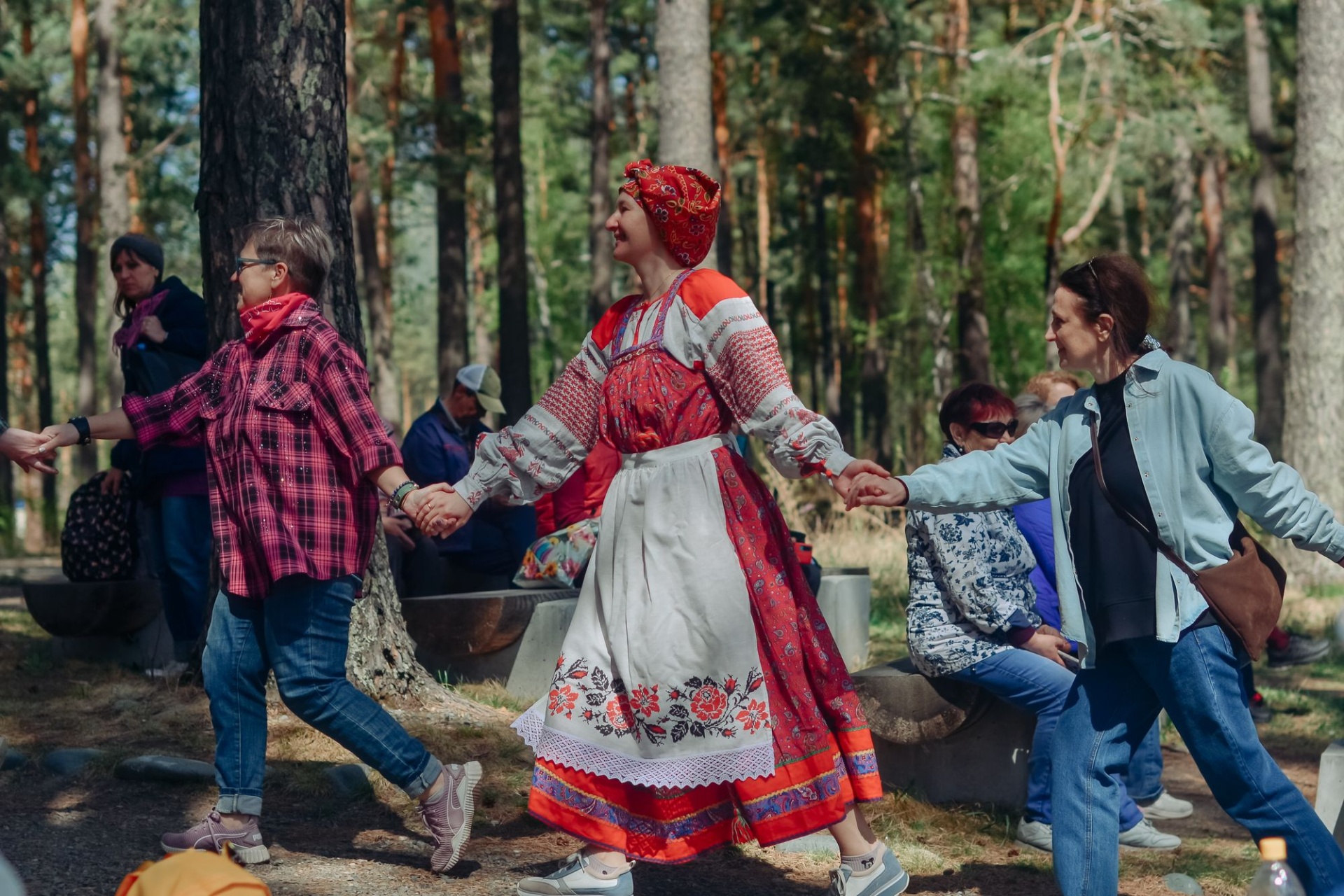 хороводы в Парке Рериха на фестивале Цветение маральника_Алина Денисова.jpg