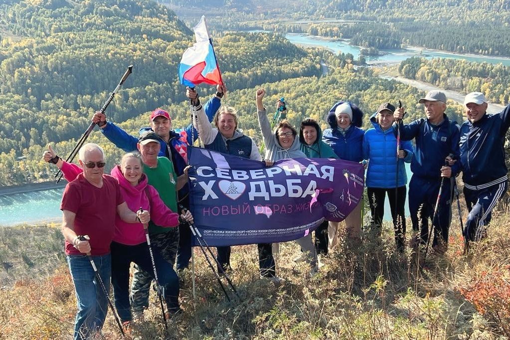 участники движения алтайских североходцев на вершине Дракона_Лариса Зарубина_larisasan.jpg