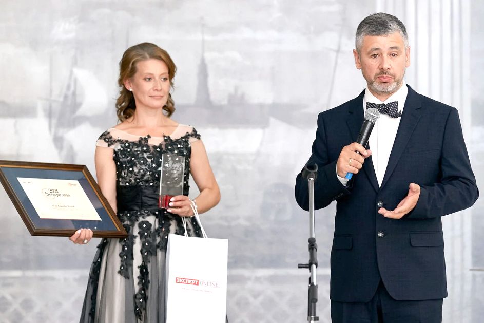вручение премии Эксперт года Олегу Акимову_expertgoda.com.jpg