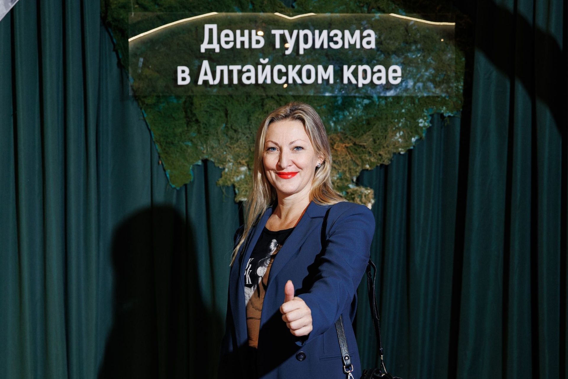 участница церемонии День туризма в Алтайском крае_Евгений Петров.jpg