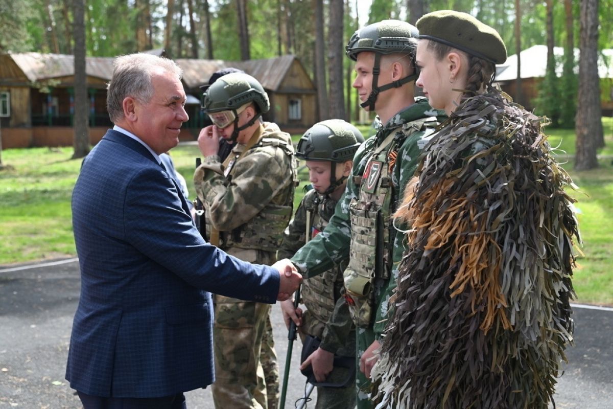 Александр Романенко с участниками игры Зарница 2.0_akzs_ru.jpg