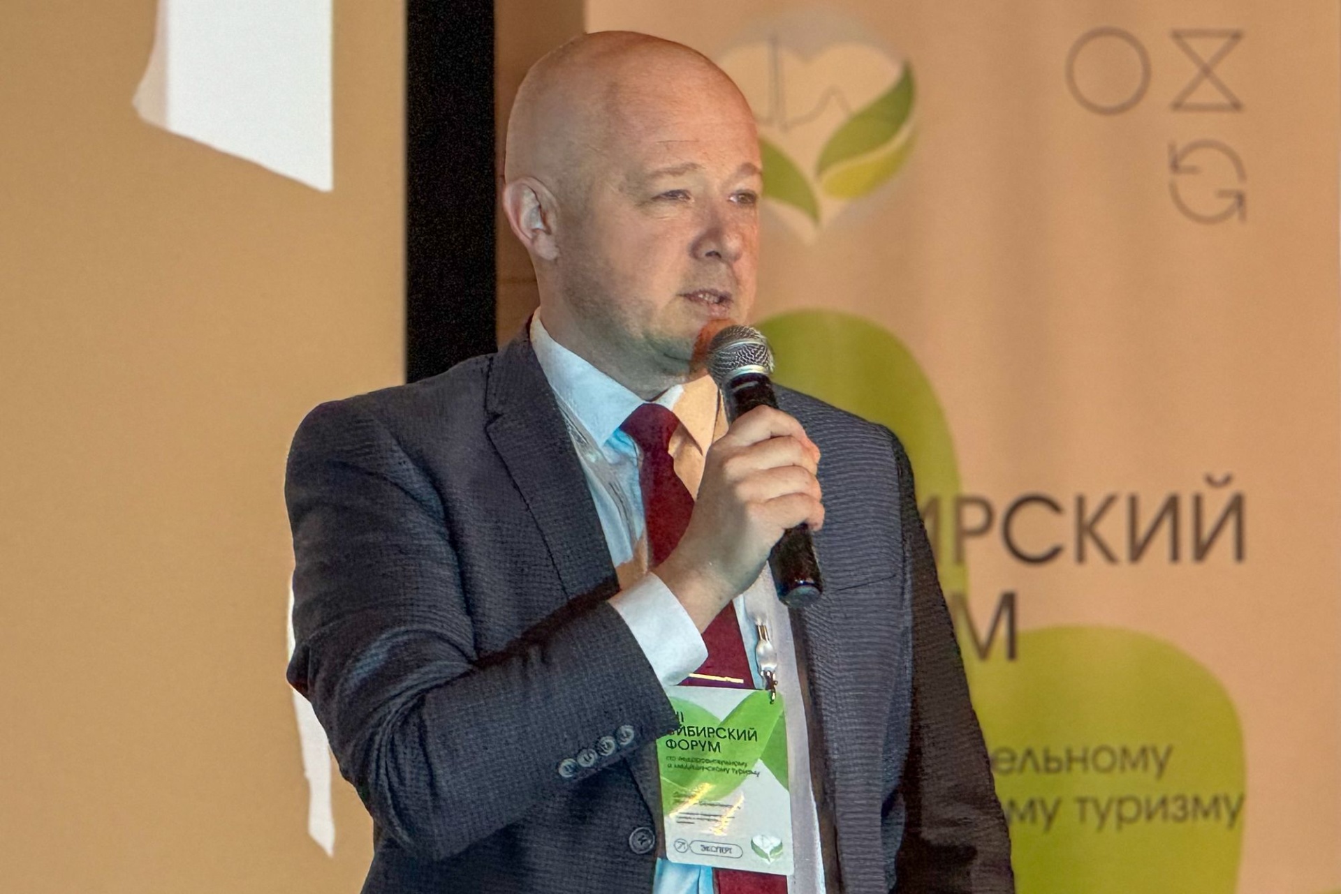 Михаил Данилов выступает на стратсессии Сибмедфорума_Анна Доронина.jpg Михаил Данилов выступает на стратсессии Сибмедфорума_Анна Доронина.jpg