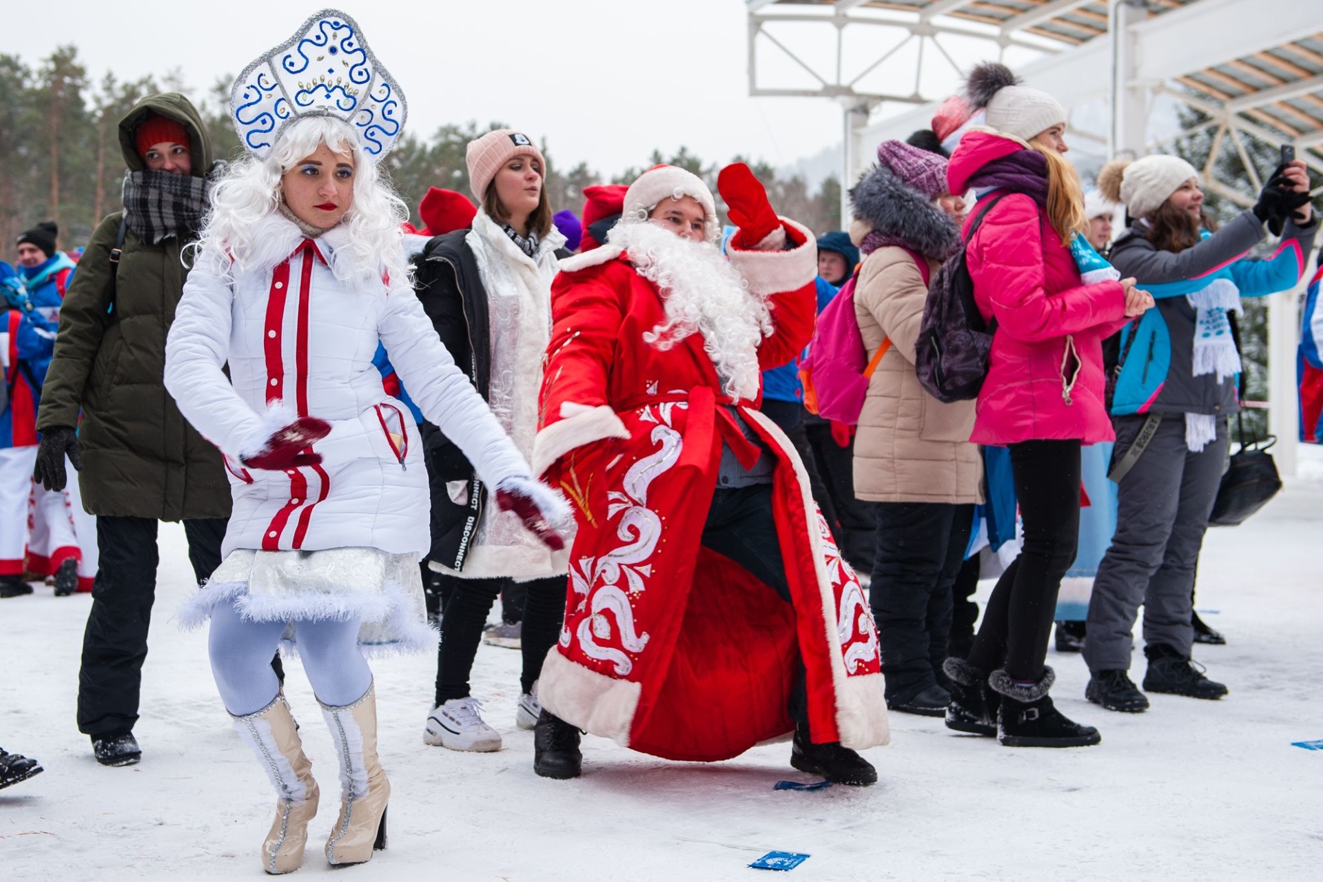 костюмы Снегурочки и Деда Мороза на Алтайской зимовке_Руслан Олинчук.jpg