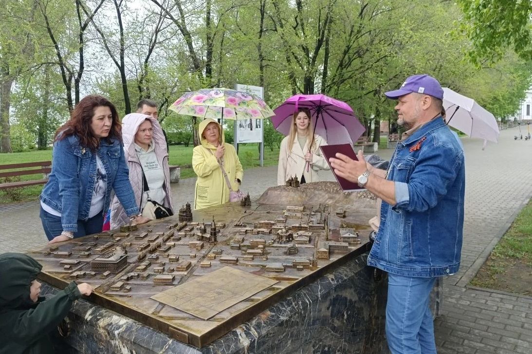 экскурсовод Дмитрий Калашников проводит спутников Маршрутами памяти_museumgorod.jpg