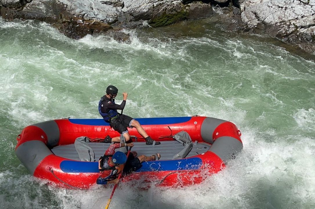 прохождение порога участниками фестиваля на бурной воде Кумир_Виктория Шишкина.jpg