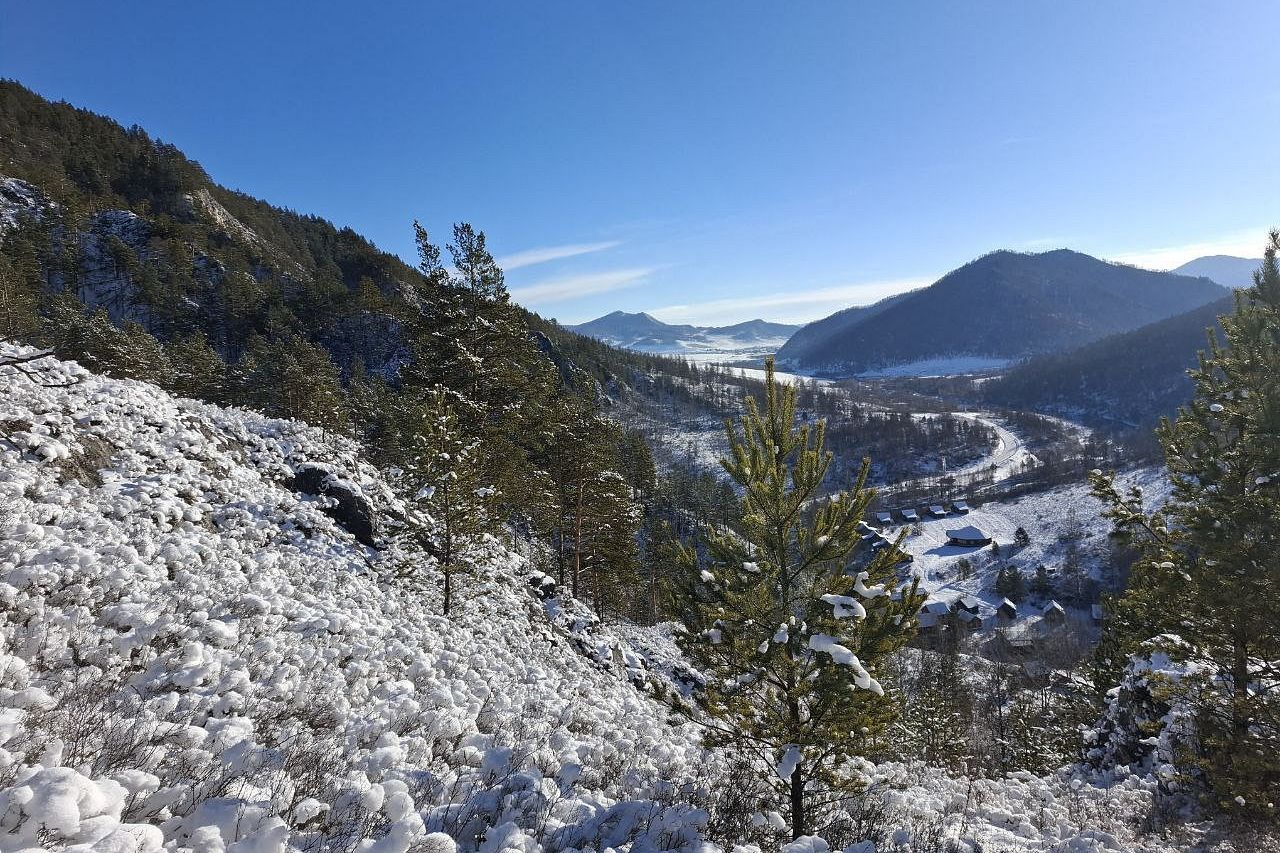 вид на окрестности Денисовой пещеры с Тропы древнего человека_asu.ru.jpg