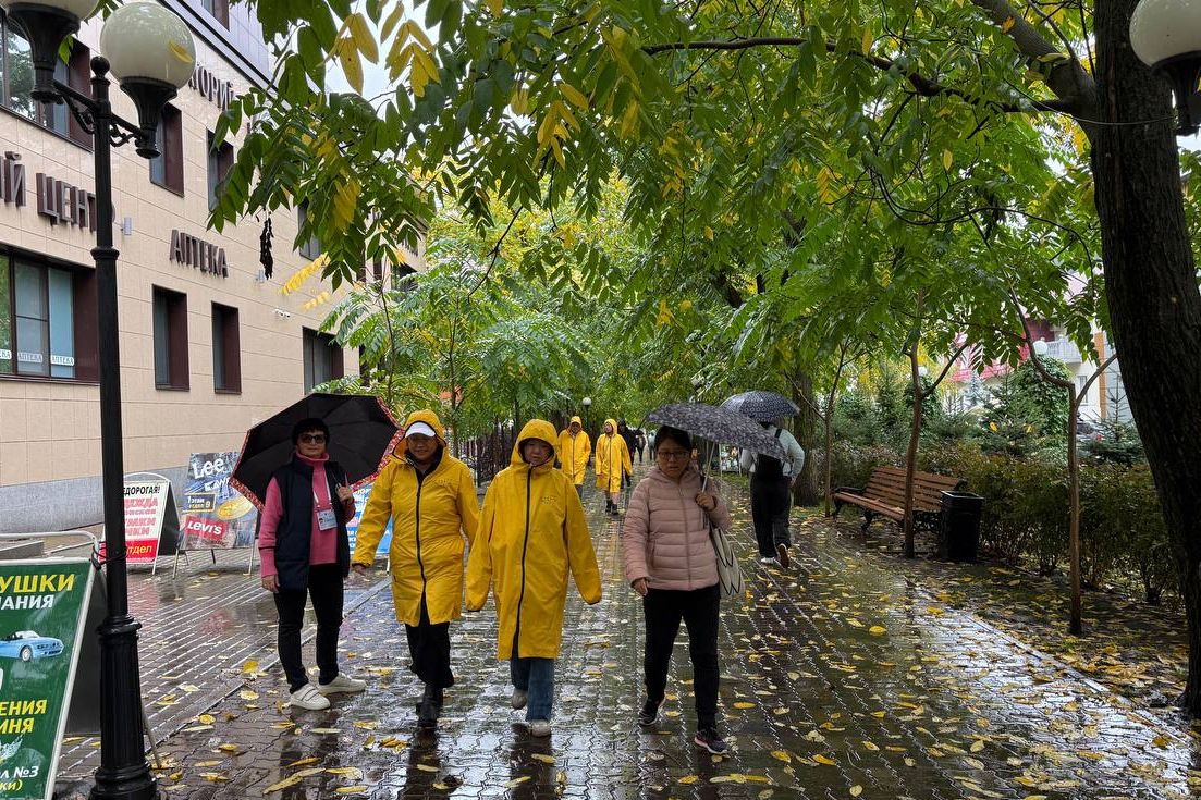 китайские туроператоры на Ореховой аллее в Белокурихе_Виктория Колпакова.jpg китайские туроператоры на Ореховой аллее в Белокурихе_Виктория Колпакова.jpg