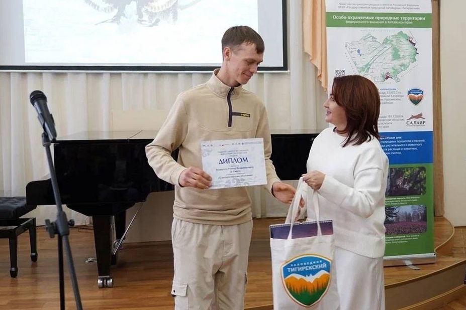 награждение Романа Алдергота в полуфинале Живой природы Алтая-2025_salairecotour.jpg