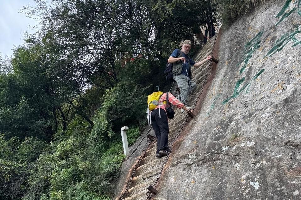Игорь Чупин и Ольга Маслобоева на подъеме в гору Хуашань_Александр Проваторов.jpg
