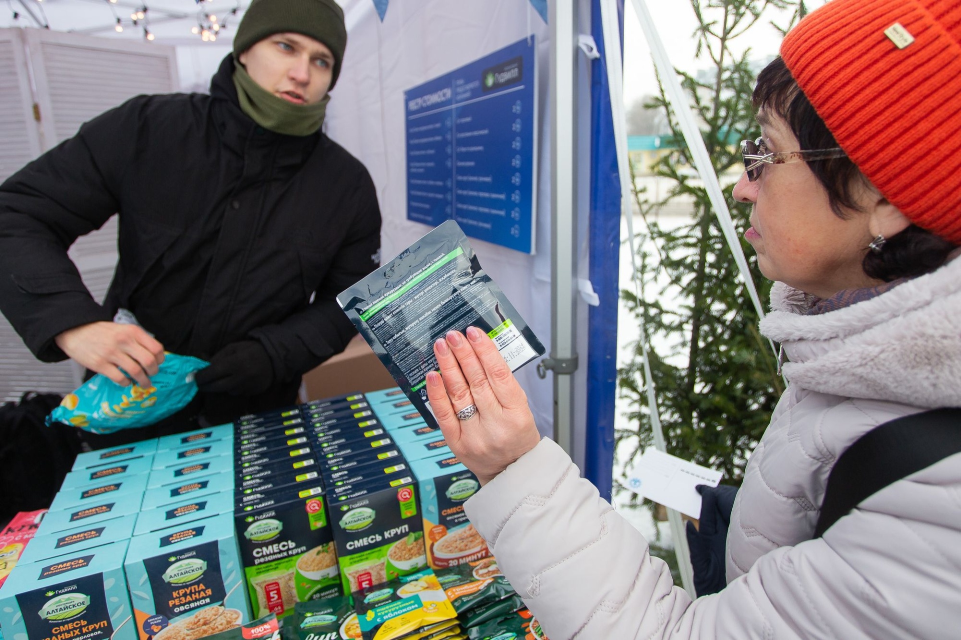 выдача призов в инфопункте Алтайской зимовки_Всеволод Клещев.jpg