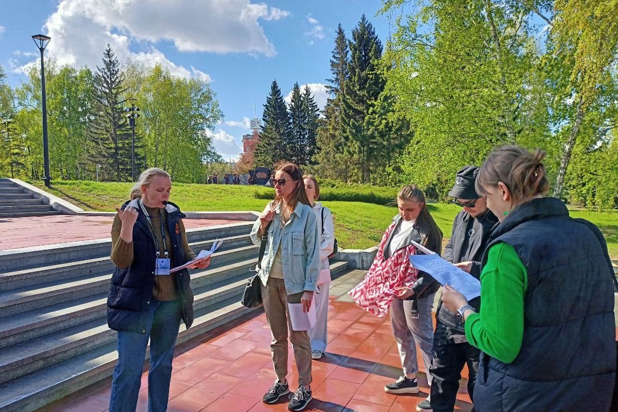 автор квеста к 80-летию Победы Вера Быкова тестирует маршрут с туроператорами Барнаула_Александр Филиппов.jpg