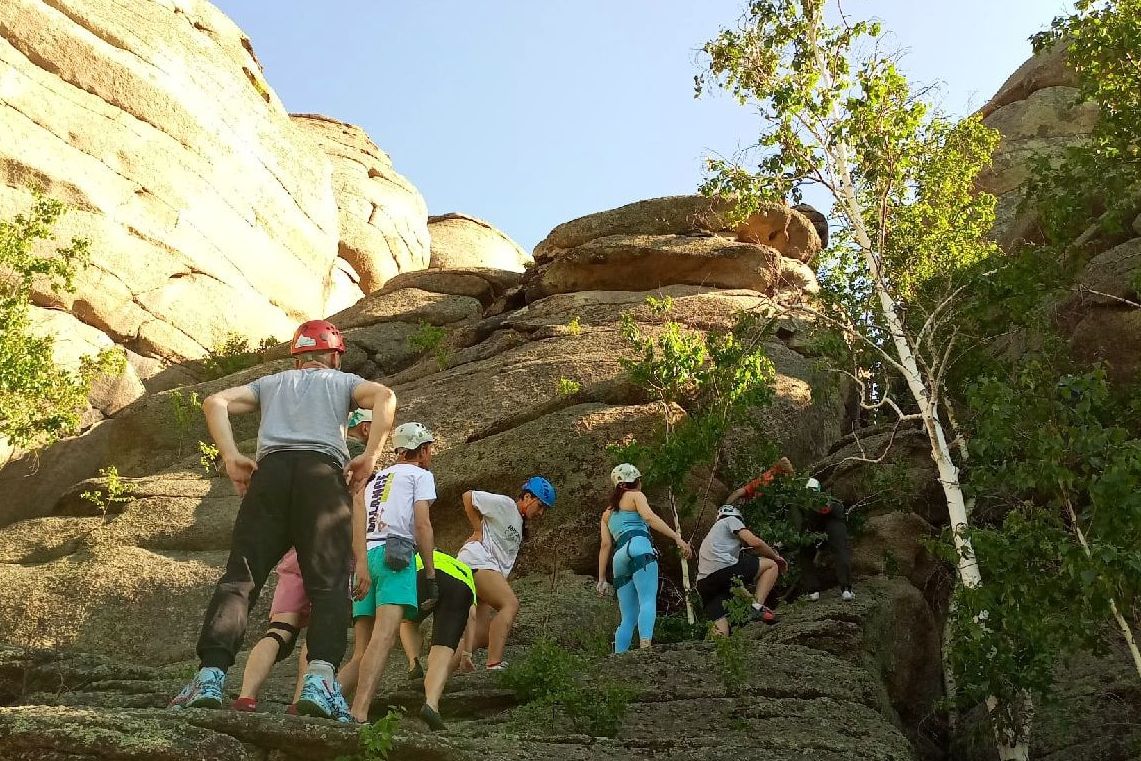 группа Федерации альпинизма на скалах Колыванского озера_Роман Красников.jpg