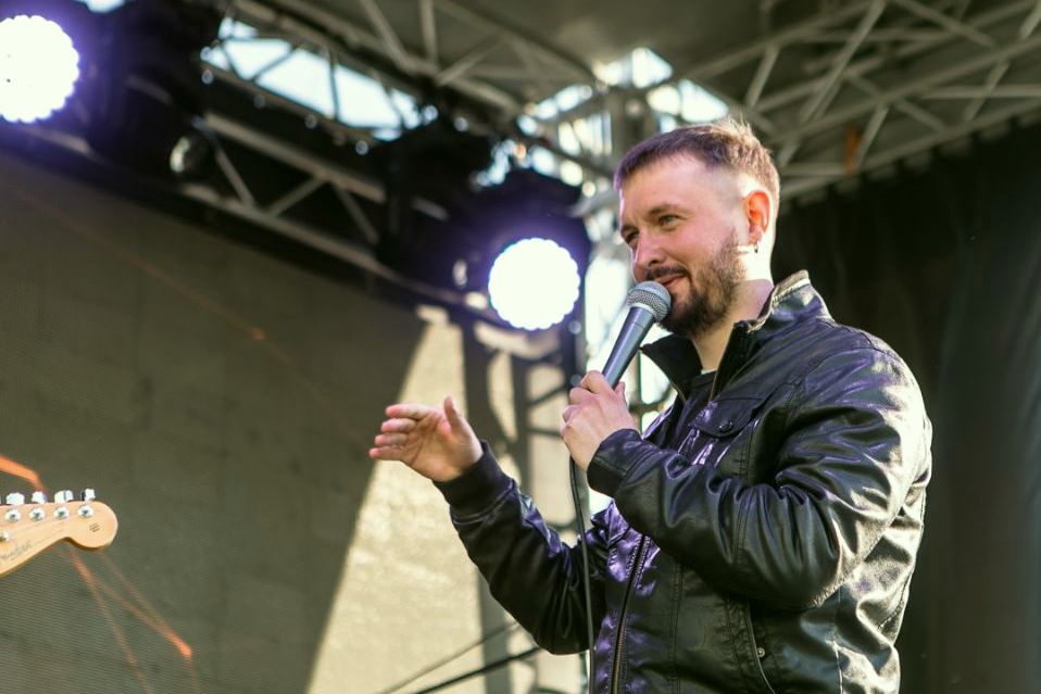Александр Волокитин на сцене_mcveseliy.jpg