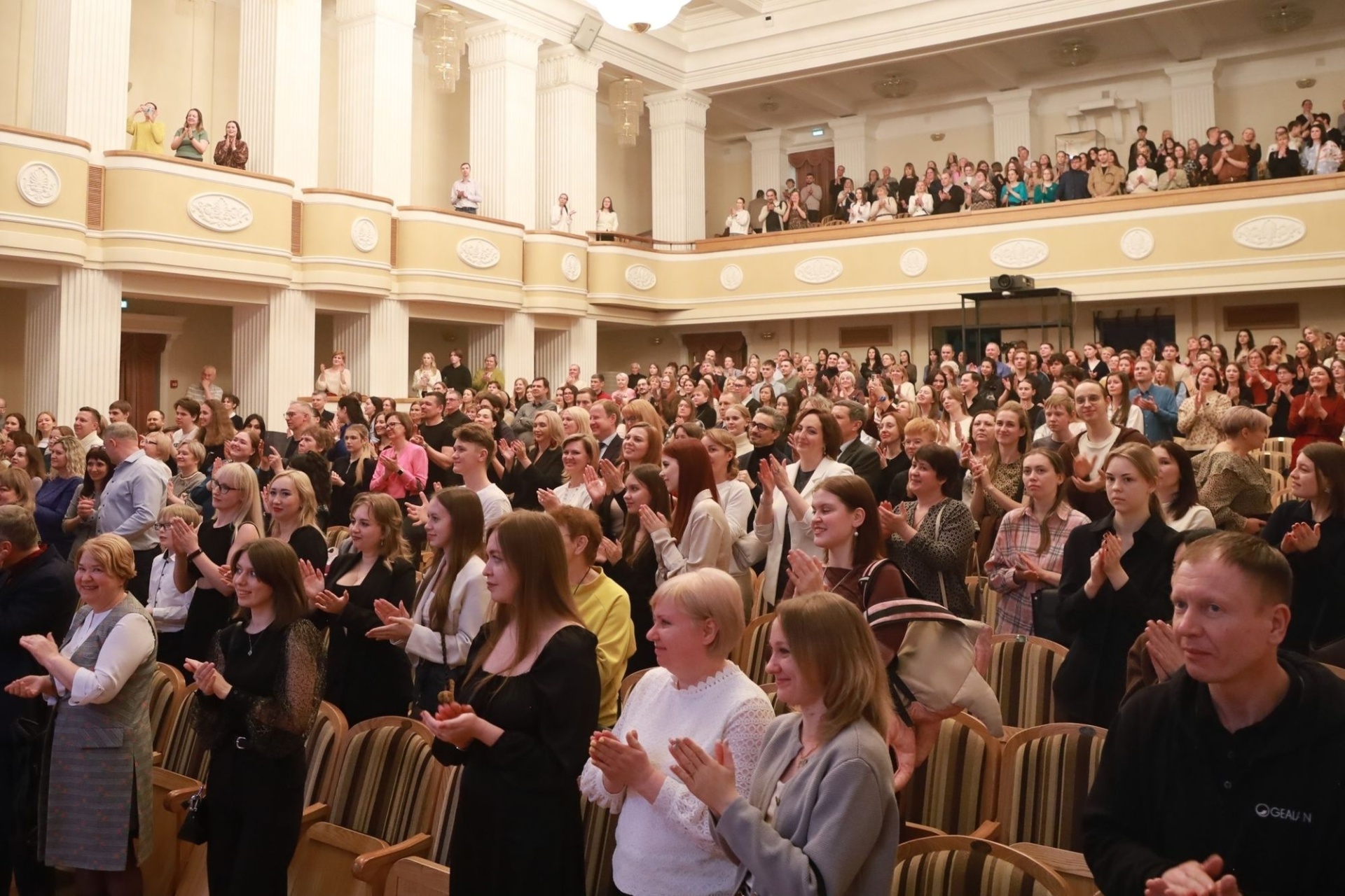 зрители в Молодежном театре Алтая_minkultura22.jpg