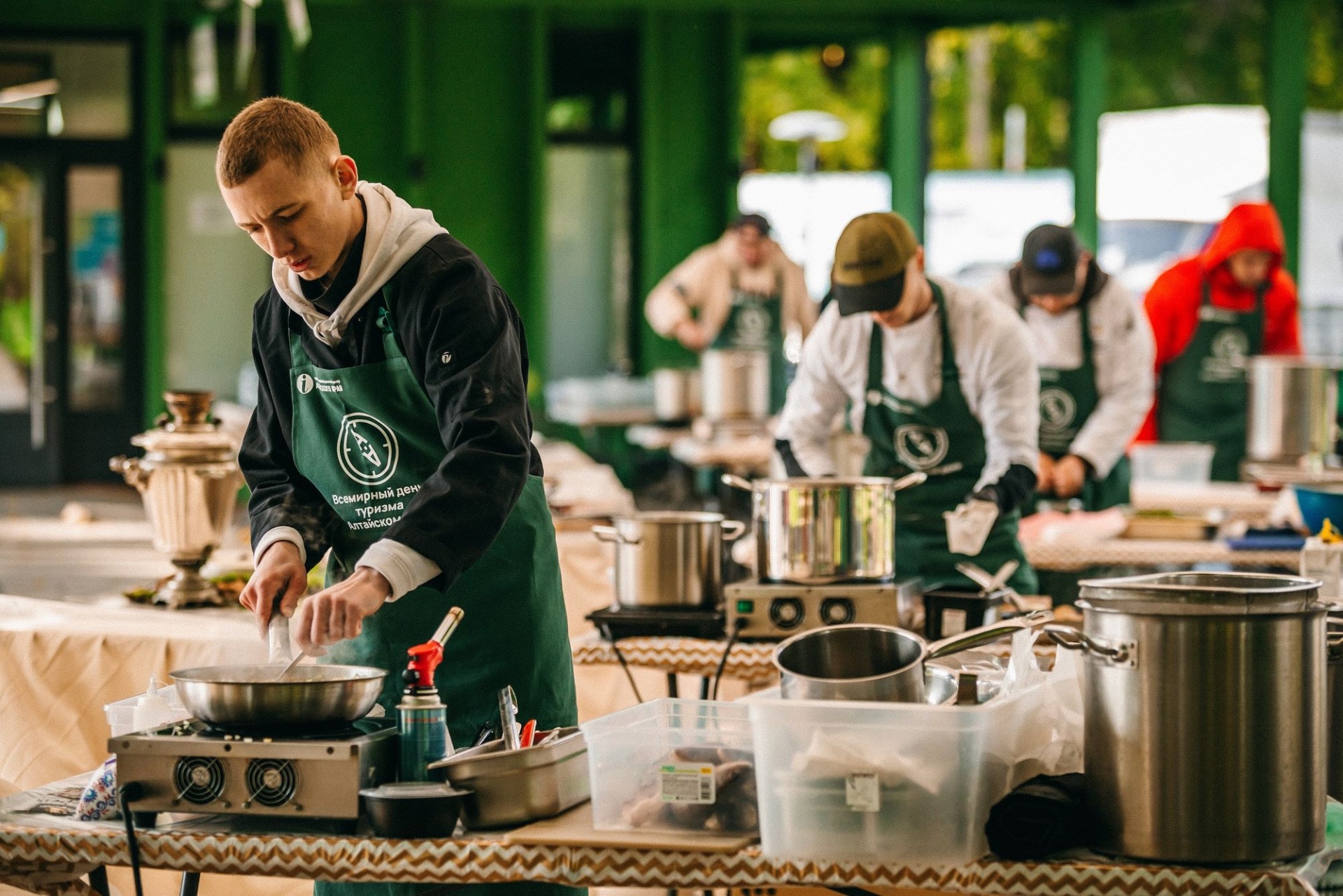 участники кулинарного поединка в парке Изумрудный_Елена Захарова.jpg