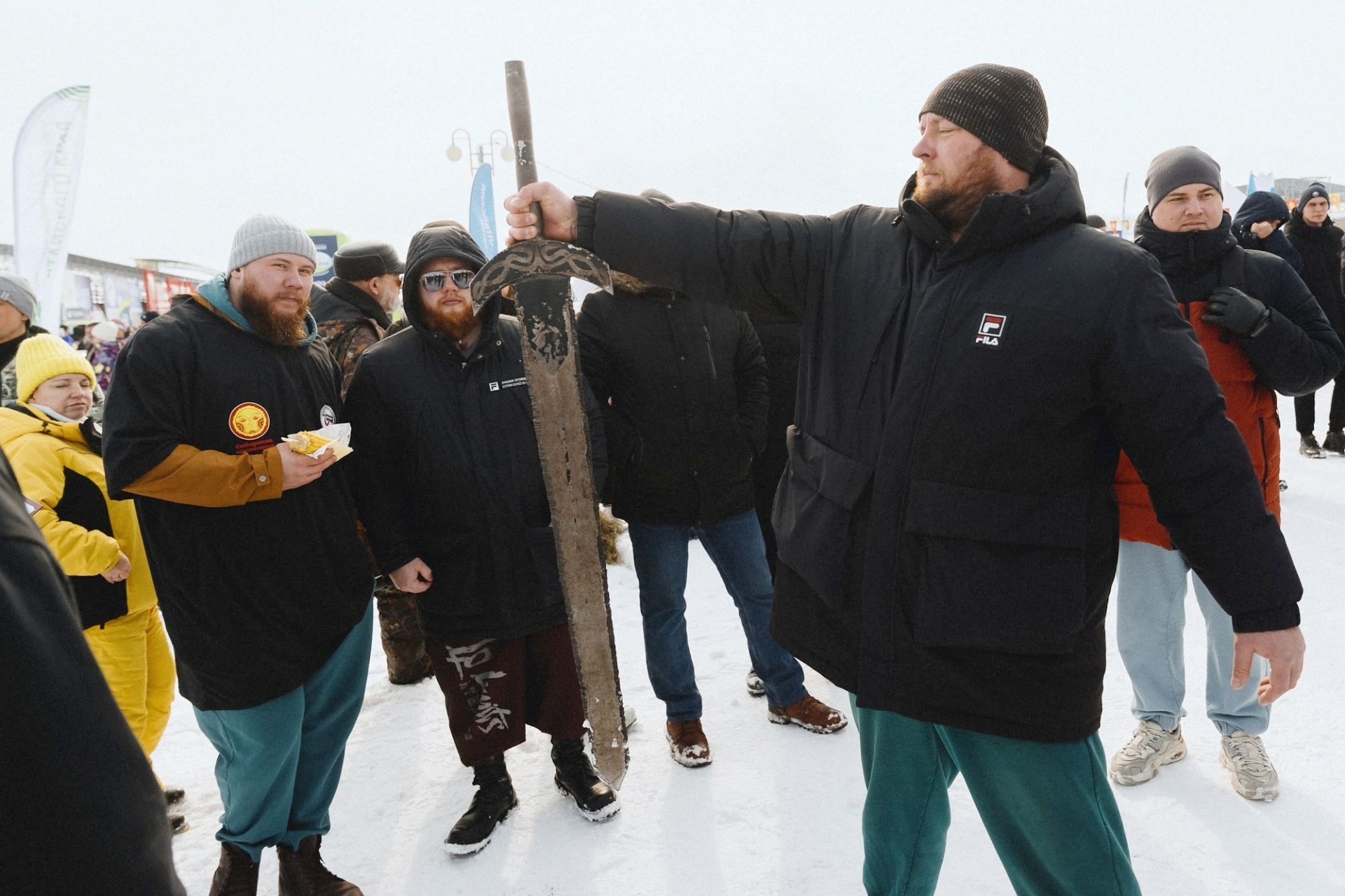 удерживание меча на Сибирской Масленице_Руслан Гвоздев_sibmaslenica.jpg