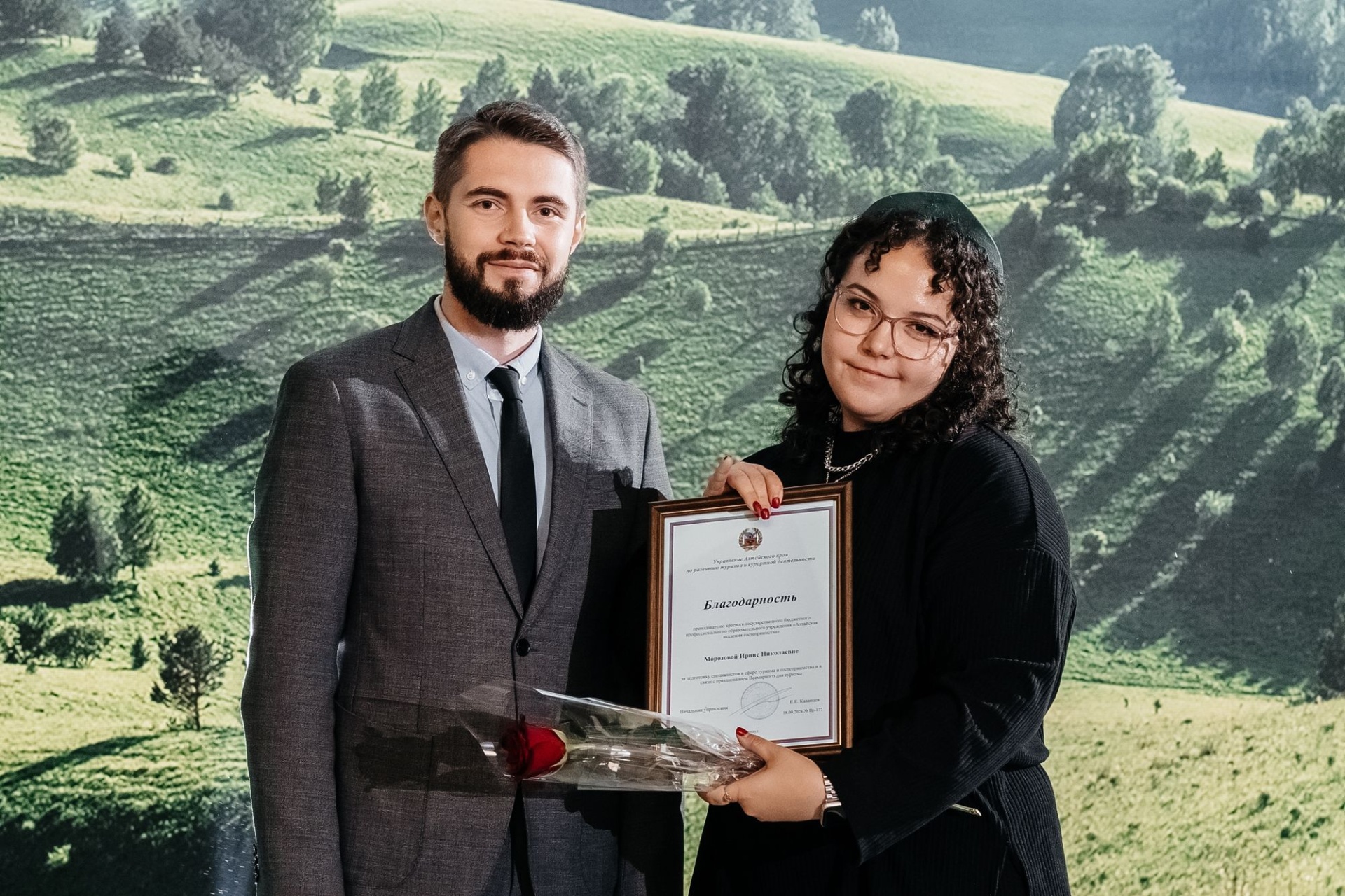 вручение Ирине Морозовой Благодарности управления по развитию туризма_Алексей Павлов.jpg