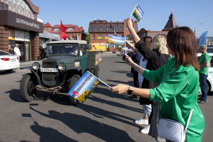 старт автопробега по озерам Алтайского края из Барнаула_Анна Зайкова.jpg