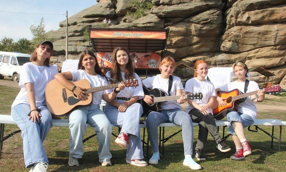 Бардовский фестиваль на Колыванском озере открыл прием заявок: «Звенигора» собирает исполнителей и ремесленников