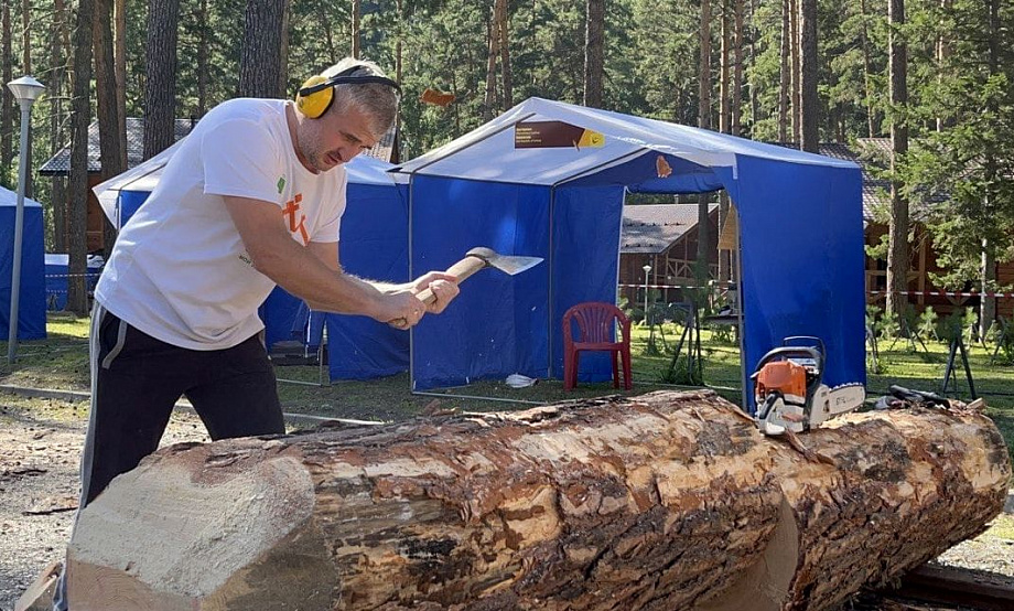 Мастера пилят, гости плетут из рогоза и занимаются росписью: в парк-отеле «Подгорица» стартовал фестиваль