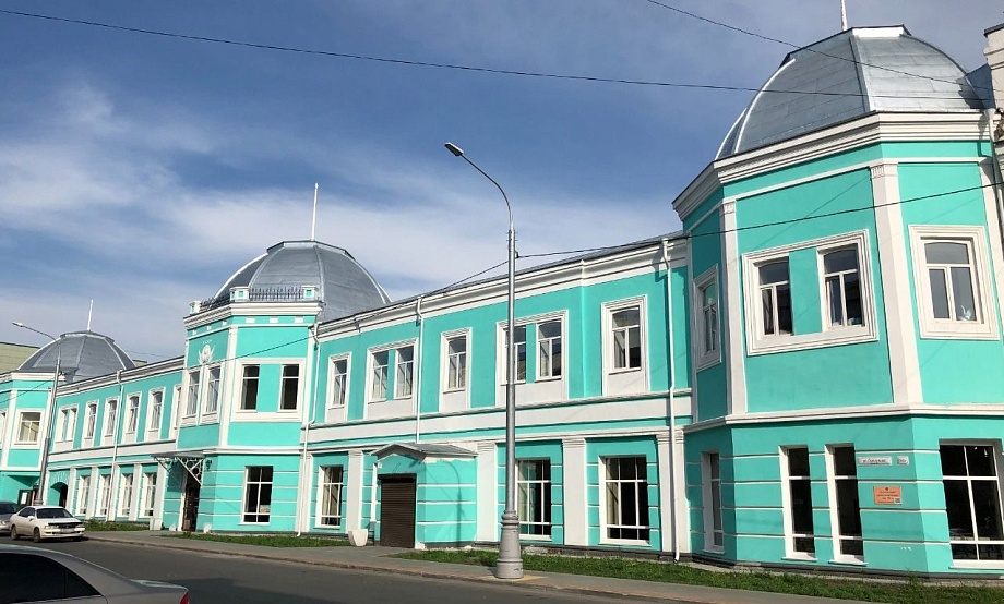 В исторической части Барнаула появилось открытое выставочное пространство. Сейчас там – акварели и Достоевский проездом