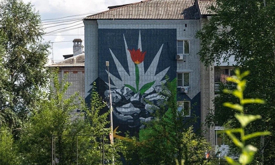 Фасад высотки на границе исторической части Бийска украсит стрит-арт победителя фестиваля монументального искусства