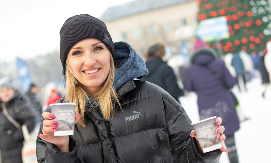 Скажи «ЗИМОВКА» – и пей из «лебединого» стаканчика бесплатный согревающий напиток на Чуйском тракте и в Белокурихе