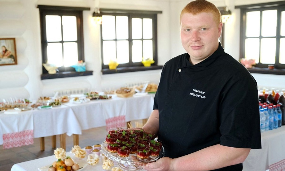 На «Сибирском подворье» возобновил работу ресторан «Трактир Дилижанс». Для туристов проводят дегустации алтайских продуктов