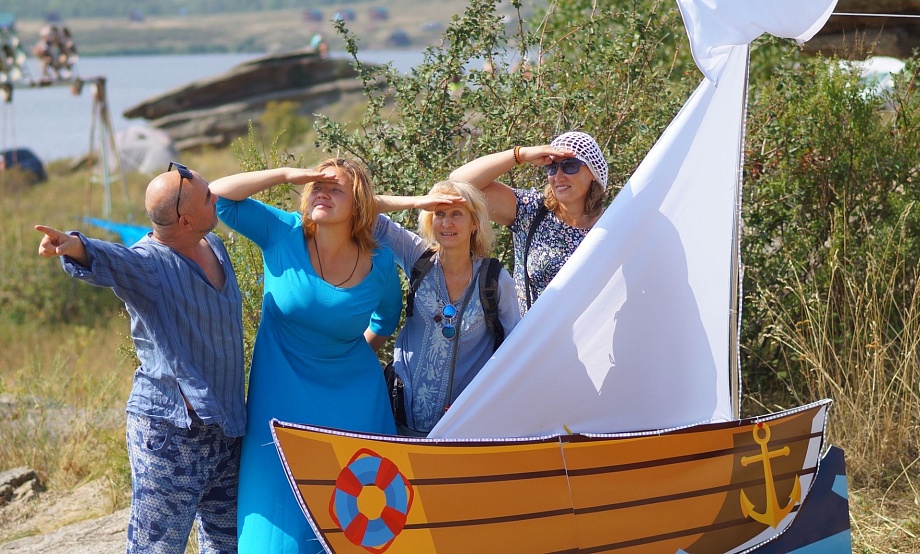 Фестиваль под гитару на Колыванском озере сменит площадку. Три дня песен,  один – с ярмаркой, угощениями и экскурсиями