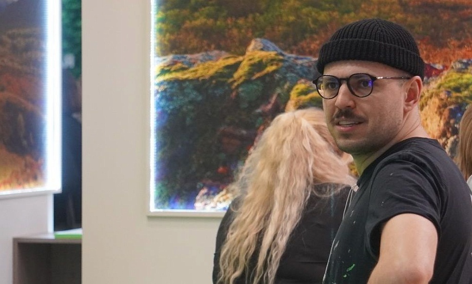 «Интурмаркет-2020»: на стенде Алтайского края работает современный художник