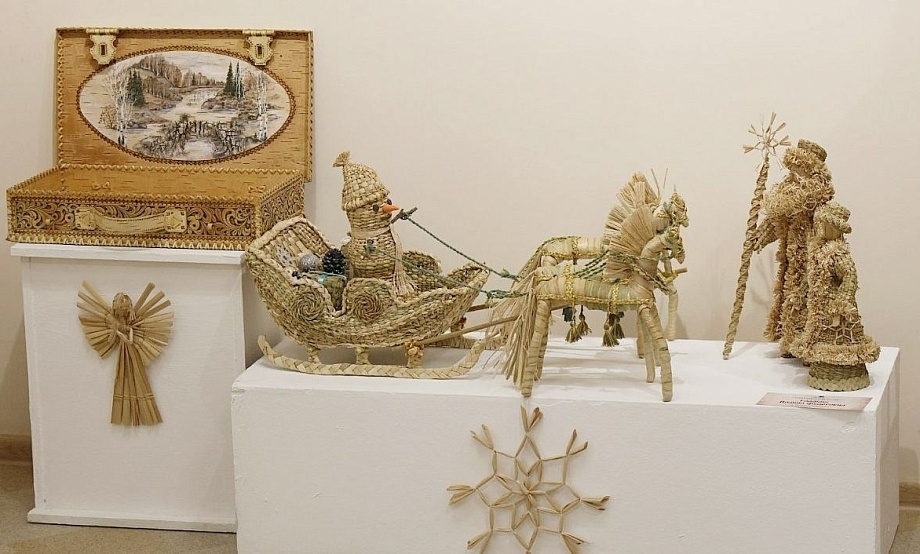 Авторский новогодний декор мастеров-ремесленников Алтайского края экспонируют Дома народов и народного творчества
