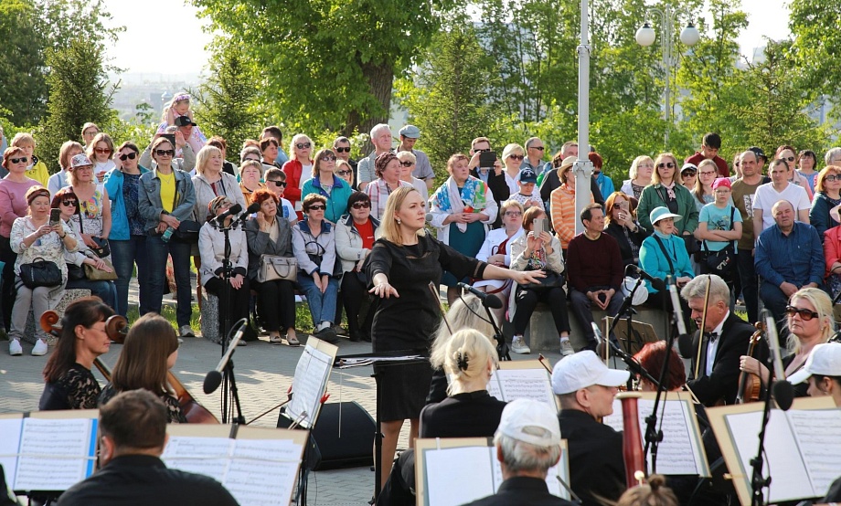 Певческий праздник и выставки, уроки каллиграфии и чай из Царь-самовара в честь Дня славянской письменности в Барнауле