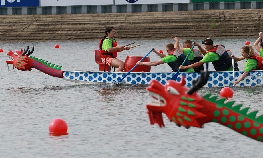 Июнь на Барнаульском гребном канале – месяц драконов и карнавала: в гонках с барабанами участвуют 10, 20 и 40+ экипажей