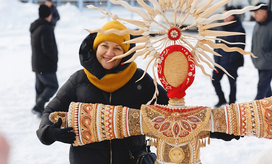 Победительницы «конкурса красоты» среди чучел Сибирской Масленицы поселятся в ее Резиденции, пополнив карманы авторов