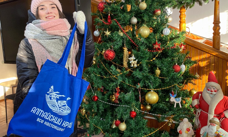 Забирай подарок от Туристского информационного центра Алтайского края под ёлкой краеведческого музея